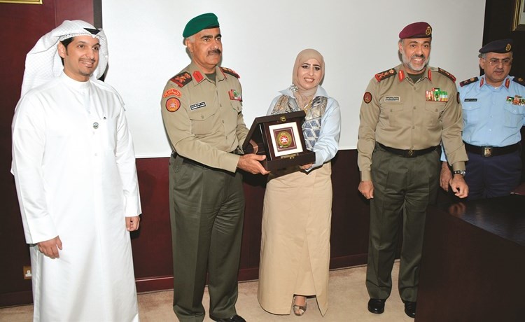 الفريق الركن محمد الخضر مكرما إحدى المشاركات بحضور الفريق الركن عبدالله النواف وعبدالرحمن المطيري﻿