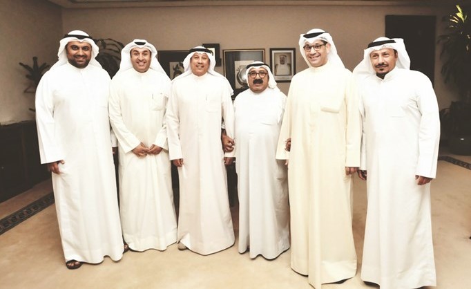  الشيخ ناصر صباح الأحمد مستقبلا محمد الحضينة وأعضاء مجلس إدارة الاتحاد العام لعمال الكويت ﻿