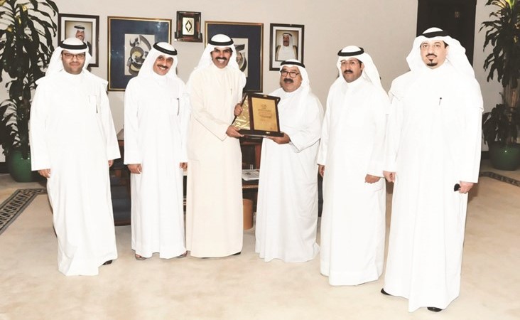 الشيخ ناصر صباح الأحمد مستقبلا ناصر الشليمي وأعضاء مجلس إدارة جمعية متابعة وتقييم الأداء البرلماني﻿
