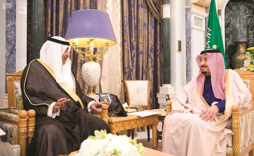 خادم الحرمين الشريفين الملك سلمان بن عبدالعزيز مستقبلا الشيخ صباح الخالد﻿