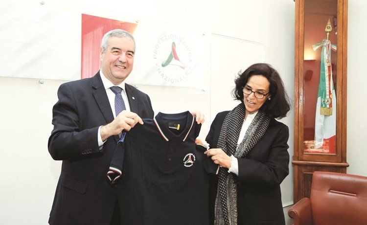 بوريللي يهدي الشيخة امثال الأحمد قميص فرق الهيئة بمناسبة زيارتها	﻿