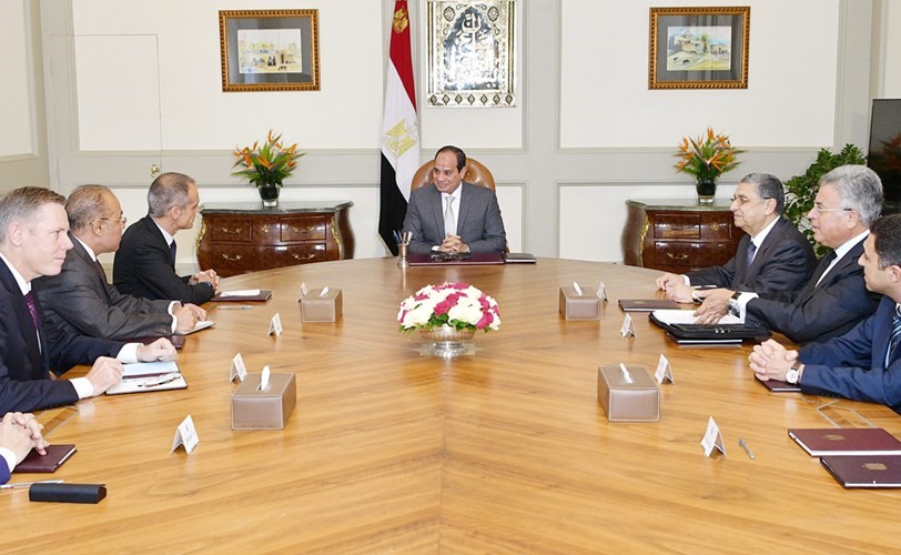 الرئيس المصري عبدالفتاح السيسي مستقبلا جون باسكال رئيس مجلس إدارة شركة شنايدر إليكتريك العالمية وعددا من قيادات الشركة﻿
