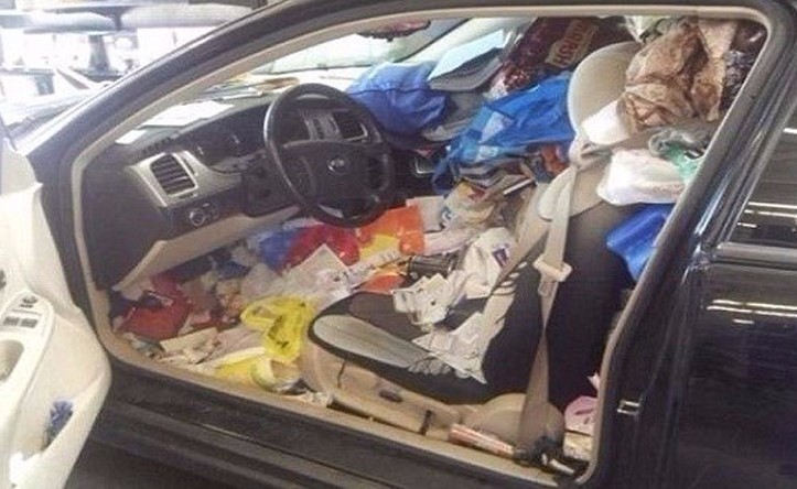 سيارة مليئة بالقمامة في بريطانيا (ديلي ميل)