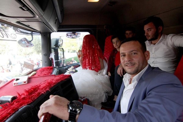 بالفيديو والصور.. زفاف على متن الشاحنات في ولاية موغلا التركية