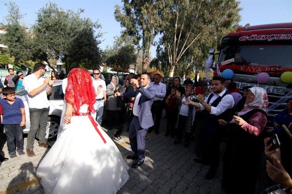 بالفيديو والصور.. زفاف على متن الشاحنات في ولاية موغلا التركية