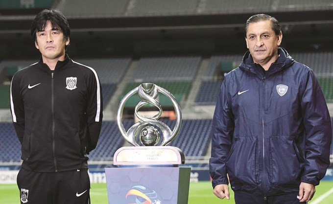 الكأس بين مدرب الهلال رامون دياز ونظيره في أوراوا تاكافومي هوري 	(أ.ف.پ)﻿