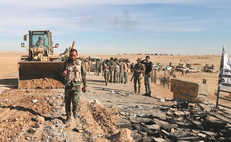 عناصر من القوات العراقية خلال تقدمها في الصحراء الغربية لملاحقة فلول داعش -(أ.ف.پ) ﻿