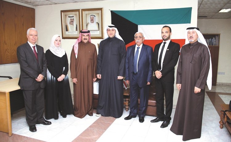الشيخ مبارك الدعيج خلال الزيارة التفقدية لمكتب كونا في عمان ﻿