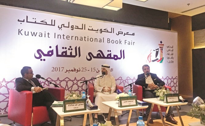 الإعلامي عبدالوهاب العيسى يتوسط د.عبدالله الحيدري والإعلامي عمر عبدالرزاق 	(محمد هنداوي)