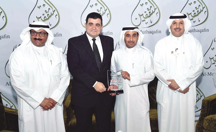 طلال الرميضي مكرما د.احمد الشوكي بحضور د.عايد الجريد وخالد الخلف (شانافاس قاسم)