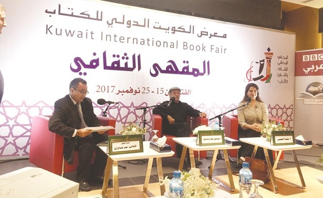 الروائي إسماعيل فهد إسماعيل يتوسط بثينة العيسى والإعلامي عمر عبدالرزاق	(عادل سلامة)