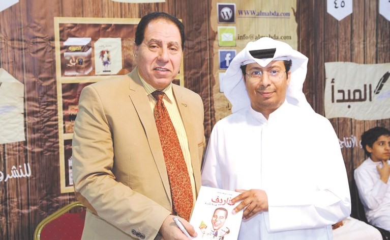 الزميل محمد ثلاب مباركا للزميل الاعلامي عماد جمعة كتابه الجديد﻿