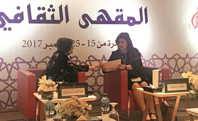 جانب من مناقشة الكتاب في المقهى الثقافي لمعرض الكتاب﻿