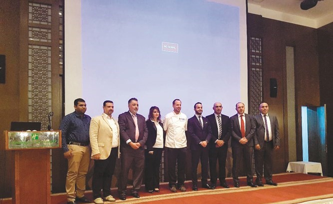 الشيف باركهورن يتوسط المديرين في الشركتين المنظمتين للحدث﻿