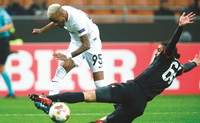 فيليبي بيريس يسدد بمضايقة من لاعب ميلان ريكاردو رودريغيز	(رويترز)﻿