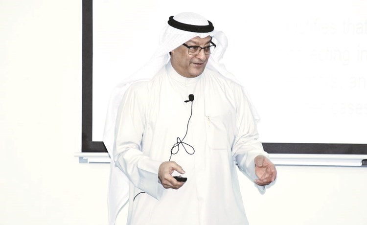 د.بدر الخليفة متحدثا﻿