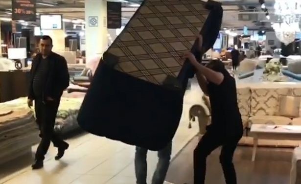 بالفيديو.. رجل يسرق «كنبة» بحملها فوق رأسه والهرب بها والبائع يركض وراءه !