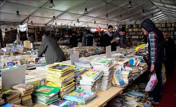 "خذ كتابًا وضع كتابًا".. عندما تغازل شوارع القاهرة عشاق القراءة