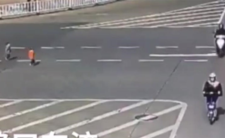 شاهد.. ماذا حدث لطفلين بعد أن هربا من الحضانة دون أن ينتبه إليهما أحد!