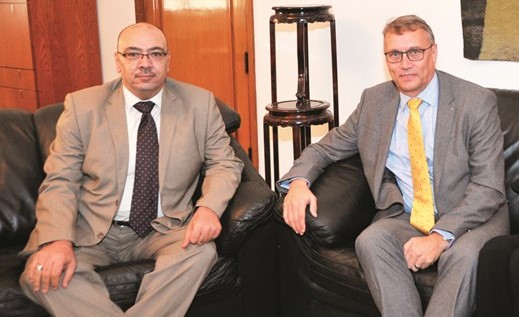 السفير التشيكي مارتن دفوراك والزميل أسامة دياب 	(عادل سلامة)﻿