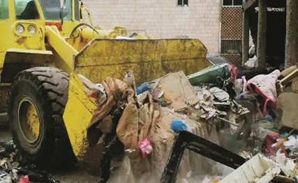 جانب من رفع المخلفات والأنقاض في الفروانية ﻿
