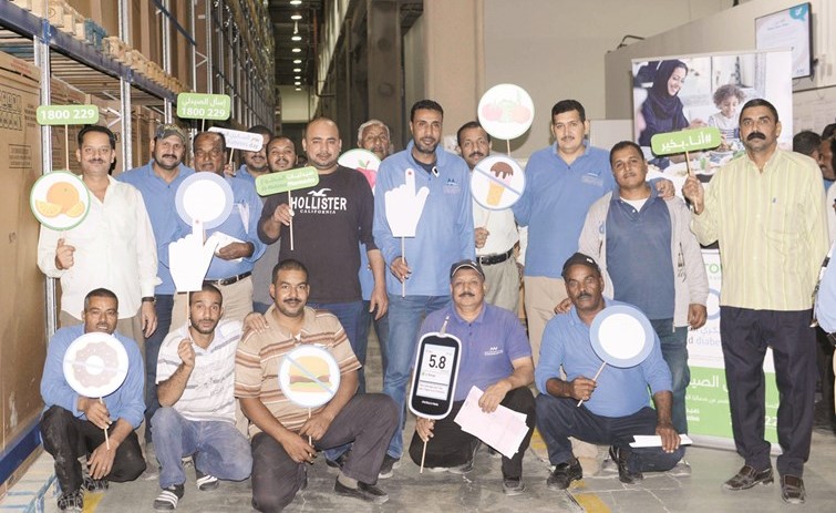 لقطة جماعية لموظفي شركة علي عبدالوهاب المطوع التجارية﻿
