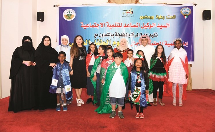 حسن كاظم وعدد من المشاركين في المهرجان﻿