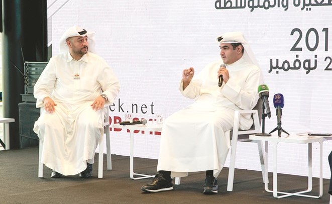 البابطين ومعرفي خلال الحلقة النقاشية﻿