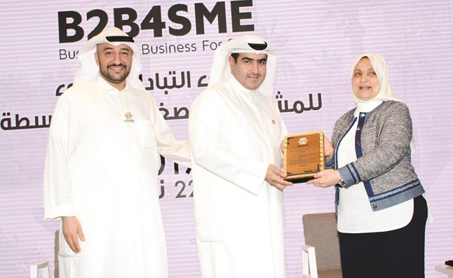 الوزيرة هند الصبيح تكرم البابطين﻿