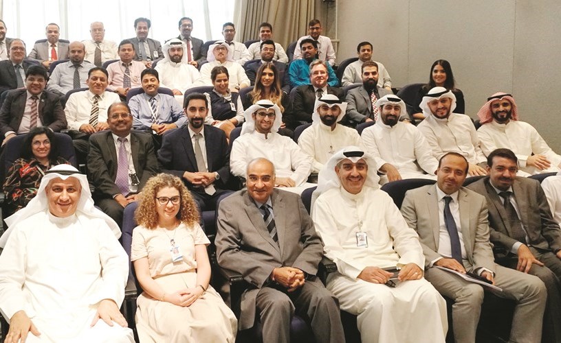 صلاح الفليج وعماد العبلاني وراديب هاندا خلال استقبال المشاركين في البرنامج﻿