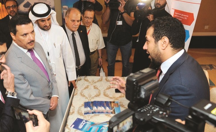 جولة وزير الصحة د.جمال الحربي على هامش مؤتمر التحديثات في الطب﻿