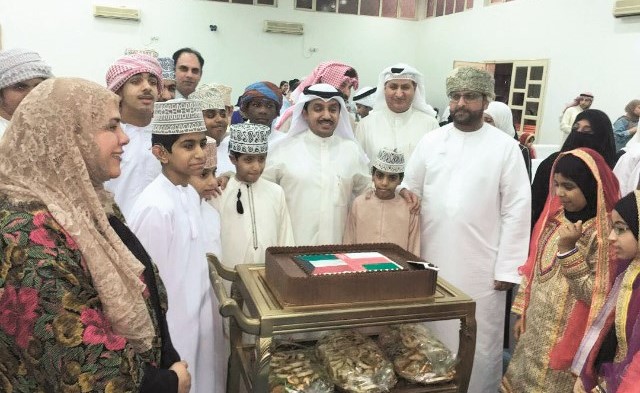 د.محمد الحويلة ومجموعة من المشاركين في الاحتفال ﻿