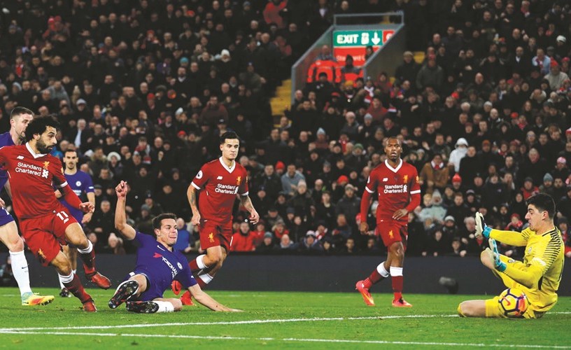 كرة نجم ليفربول محمد صلاح في طريقها لشباك ليفربول	 (رويترز)﻿