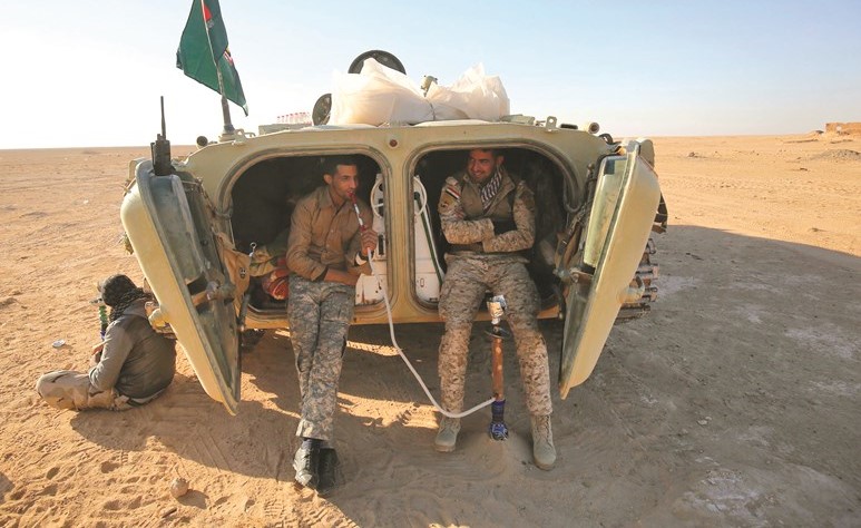 اثنان من القوات العراقية التي تشن مدعومة بالحشد الشعبي هجوما في صلاح الدين	(أ.ف.پ) ﻿