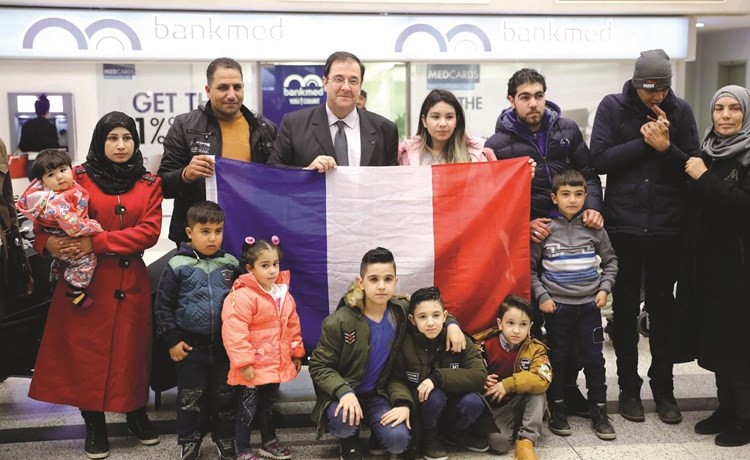السفير الفرنسي في بيروت برونو فوشيه في وداع لاجئين سوريين منحتهم فرنسا حق الهجرة   	(أ.ف.پ)﻿
