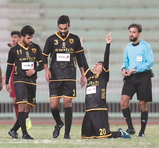 لاعب القادسية دي ليما يحتفل بتسجيله الهدف الأول	 (الأزرق. كوم)﻿