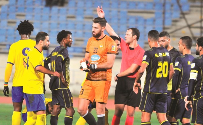 الحكم القبرصي يطرد حارس مرمى العهد مهدي خليل في نهاية الشوط الأول﻿