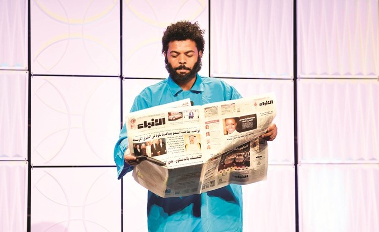 ﻿محمد الحملي يقرأ الأنباء خلال أحد مشاهد المسرحية﻿