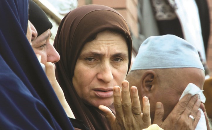 دموع الأهالي على شهداء مسجد الروضة	(أ.ف.پ)﻿