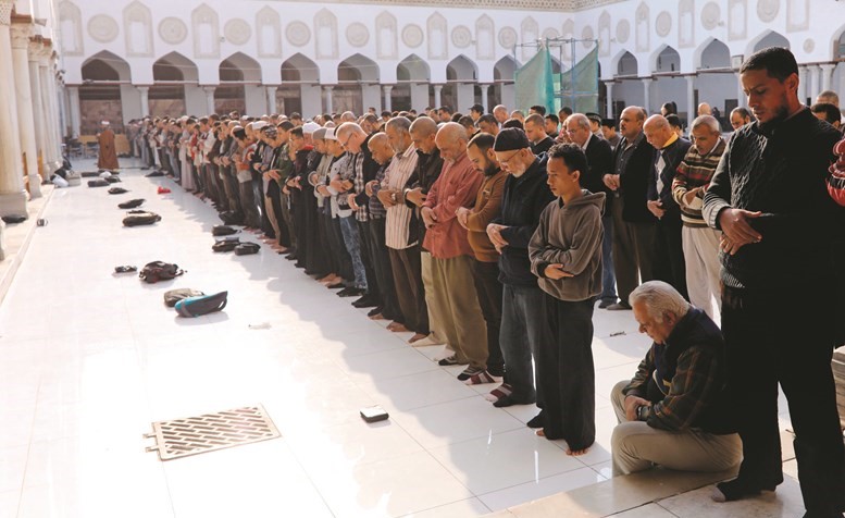 صلاة الغائب في أحد المساجد بالقاهرة على أرواح شهداء مسجد الروضة بالعريش	(رويترز)﻿