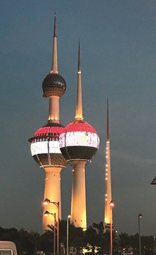 أبراج الكويت تكتسي بالعلم المصري تضامنا مع الشهداء﻿