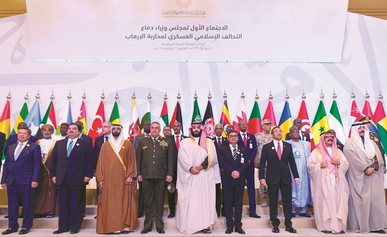 صورة تذكارية ضمت المشاركين في أعمال الاجتماع الأول لمجلس وزراء دفاع دول التحالف الإسلامي العسكري لمحاربة الإرهاب في الرياض امس	(رويترز)﻿