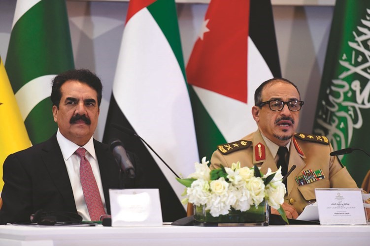 الفريق عبدالله الصالح أمين عام التحالف الإسلامي لمكافحة الإرهاب والفريق أول متقاعد القائد العسكري للتحالف راحيل شريف﻿