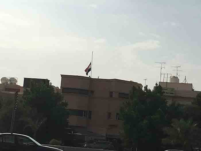 السفارة المصرية والمكاتب التابعة لها في البلاد تنكّس أعلامها حزنا على شهداء "روضة سيناء"