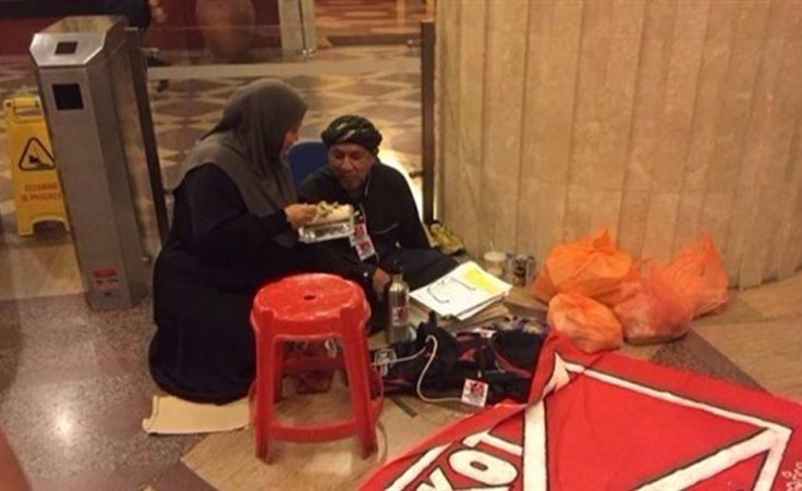 يد فاضل الملتصقة بأرضية الشركة احتجاجاً على طرده من العمل (أوديتي سنترال)