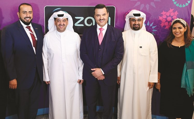 وزير الصحة د.جمال الحربي ود.باسل الصباح يتوسطان مسؤولي زين في جناح الشركة بالمؤتمر ﻿