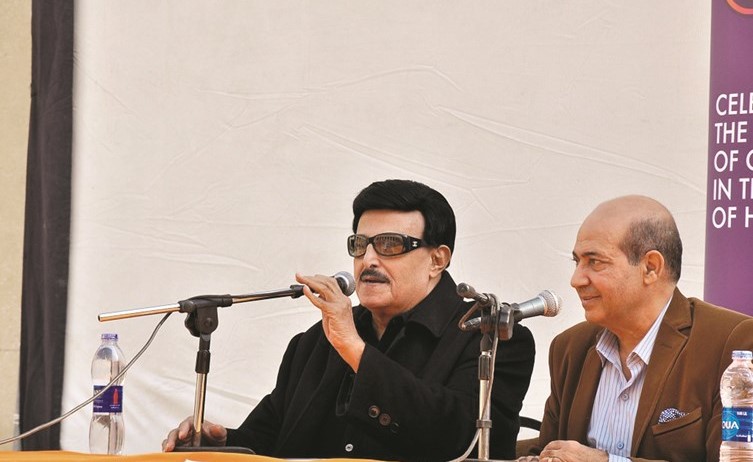 سمير غانم والناقد طارق الشناوي في ندوة تكريمه﻿