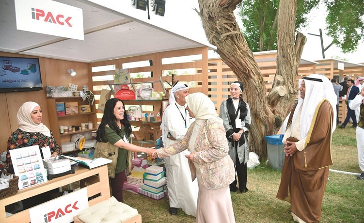 الوزيرة هند الصبيح تصافح مدير تطوير الأعمال عائشة الدخيل﻿