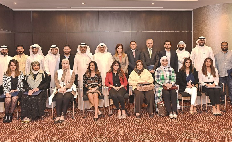 عادل الماجد والزميل عدنان الراشد يتوسطان المشاركين في دورة الإعلام الرقمي في خدمة الإعلام المصرفي ﻿