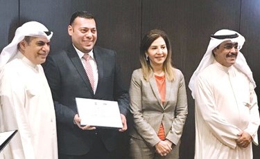  ويسلم شهادة اتمام الدورة إلى الزميل محمود فاروق﻿